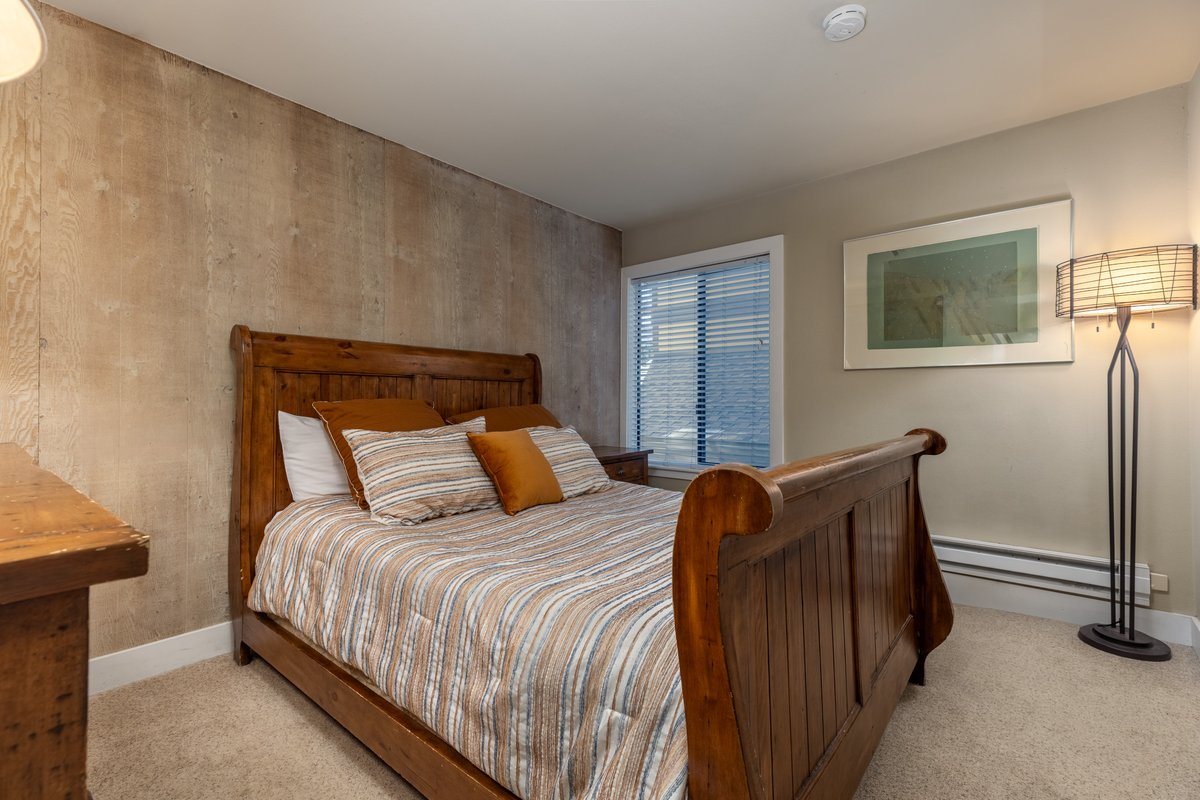 Queen sleigh bed
