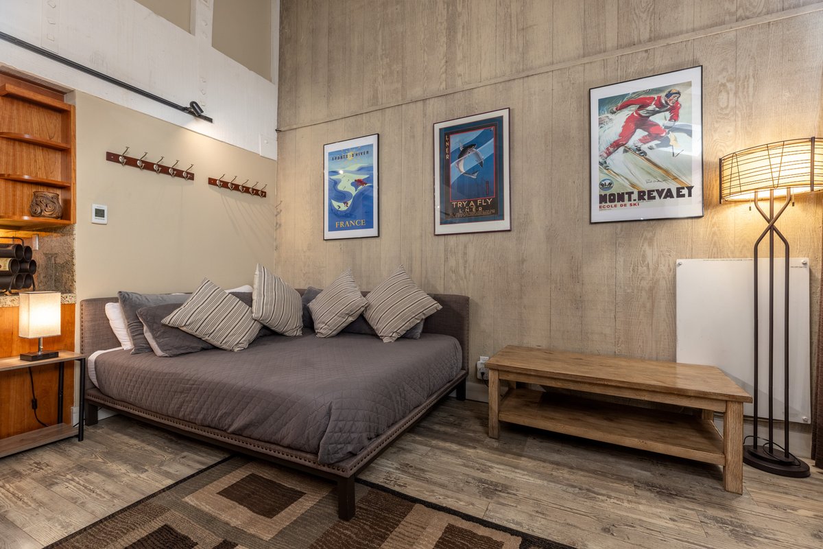 Loft hangout